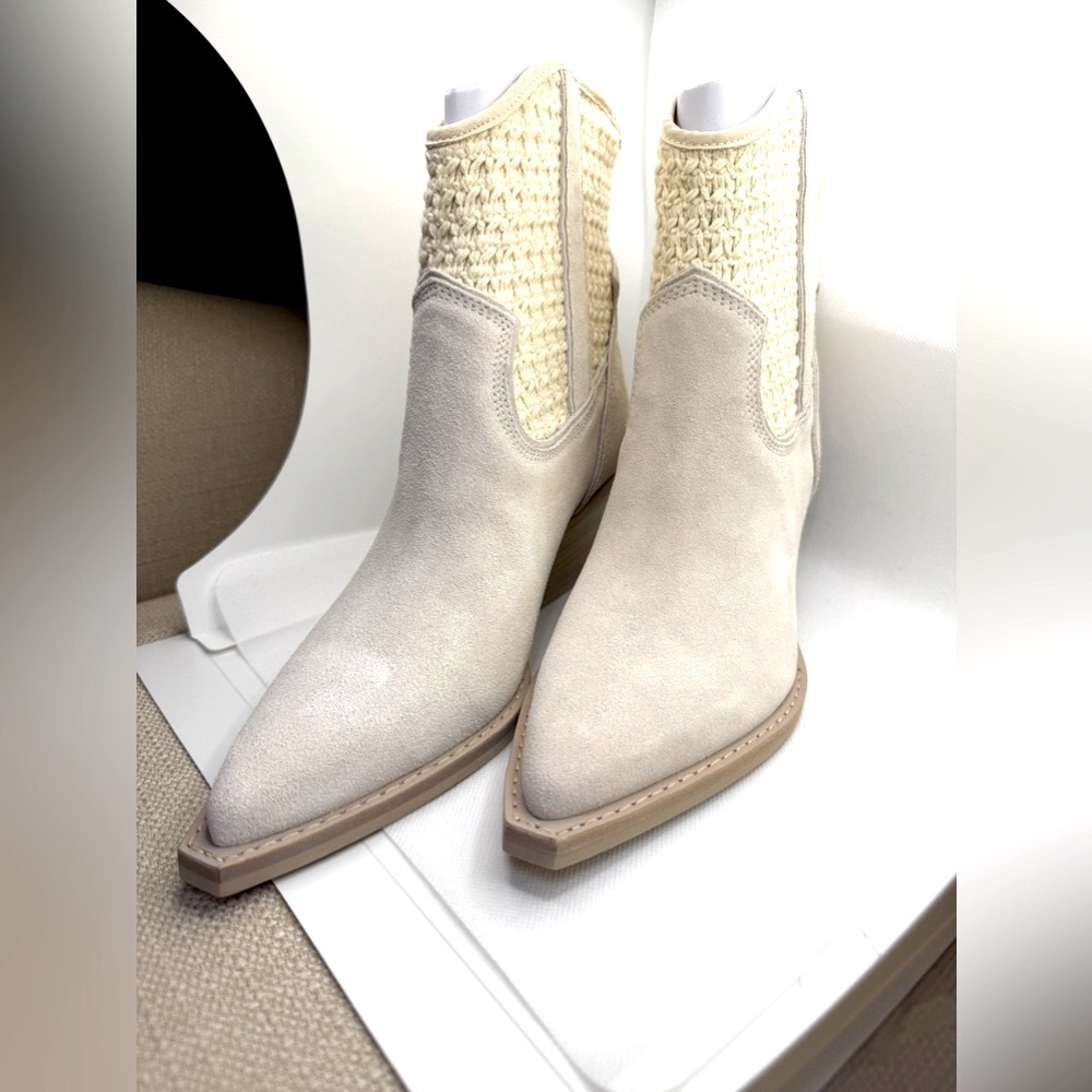 Dolce Vita western boot for women Sandstone Suede size 9
Brand New/Never Worn